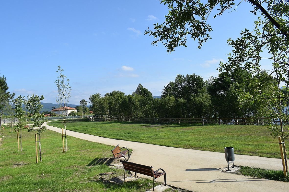 Completan la red de senderos y carriles bici, en la primera fase del parque acuático de Porto Piñeiro (Valga).