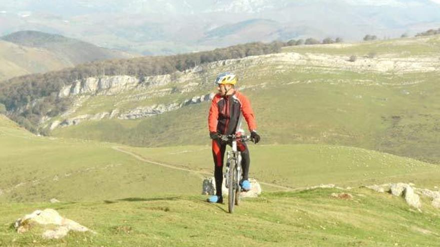 Diego Díaz en una imagen que refleja a la perfección las posibilidades que ofrece la bicicleta de montaña, ya sea como deporte o desde el punto de vista del contacto con la naturaleza.