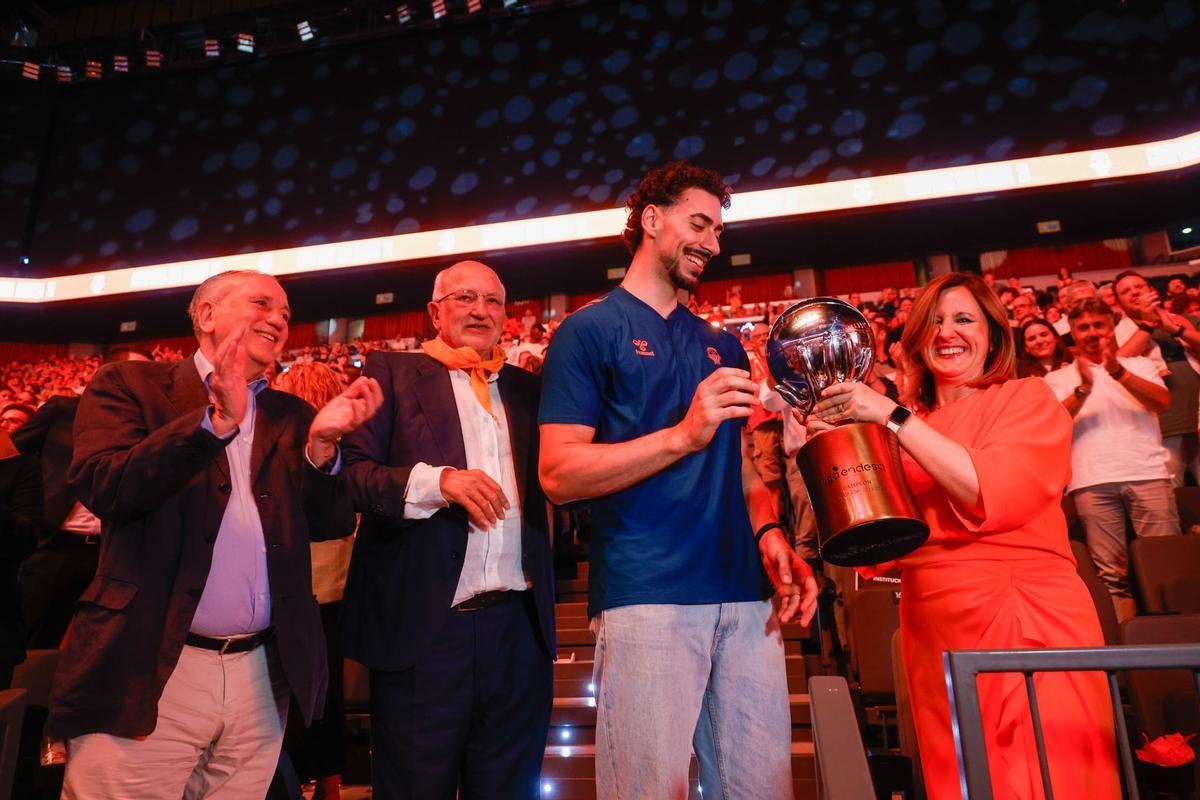 La celebración del Valencia Basket de la Liga Endesa en el Roig Arena, en imágenes