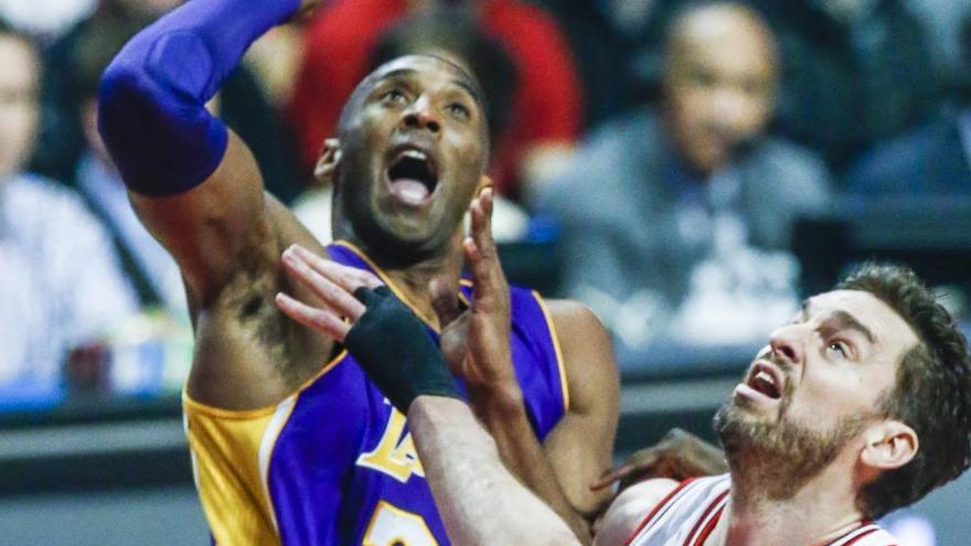 Kobe Bryant y Pau Gasol, durante el partido.