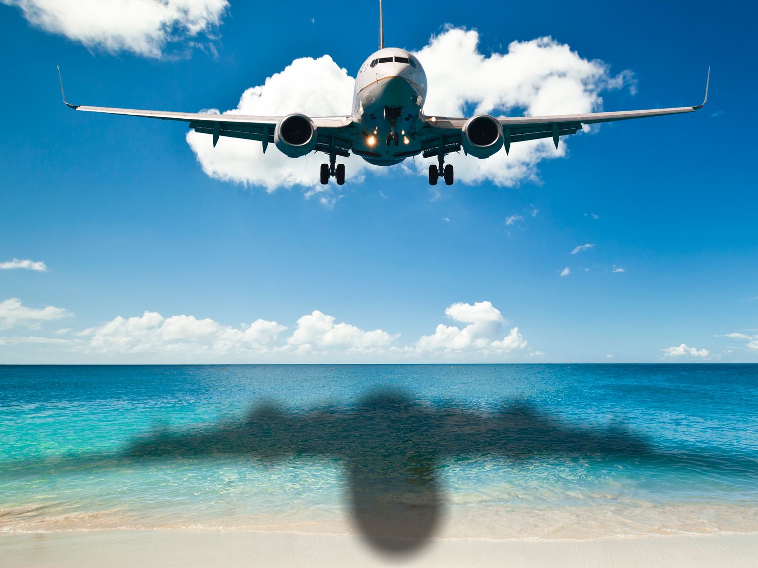 Playa Maho Beach con avión aterrizando