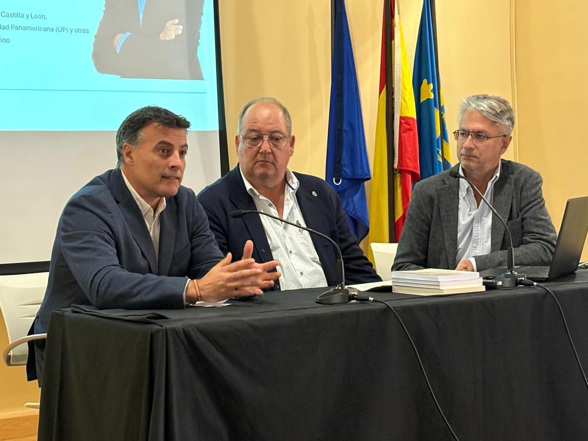 José Luis Fontaniella, Joaquín Fernández y Lluís Tolosa en la apertura de la jornadas.