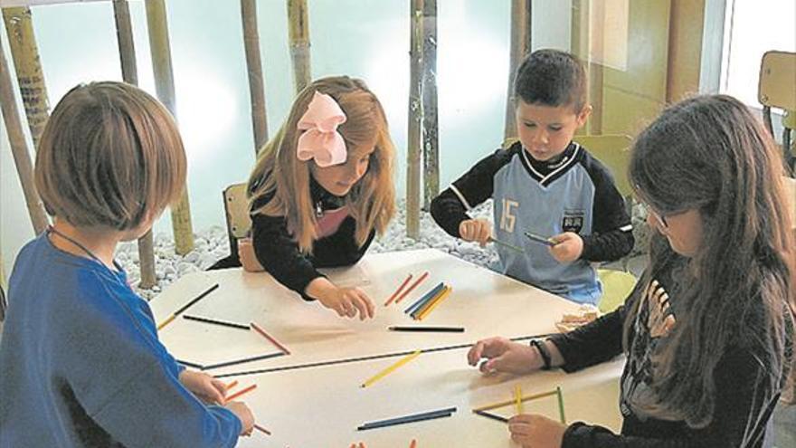 Talleres, juegos y cocina estrenan en el Mercat Central el programa de Pascua