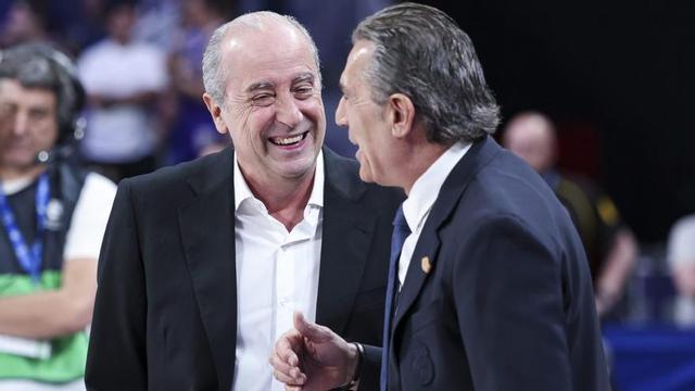 Txus Vidorreta y Sergio Scariolo intercambian sonrisas. |