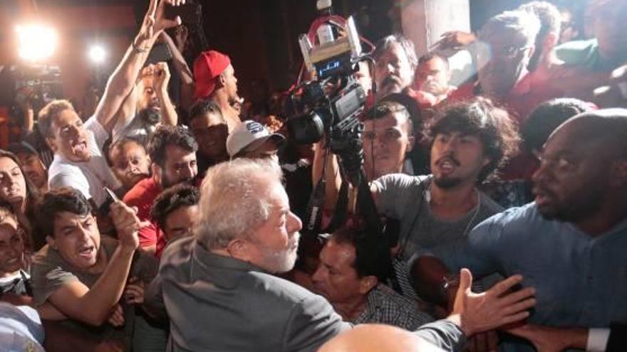 Lula, en el moment d&#039;entregar-se a la policia.