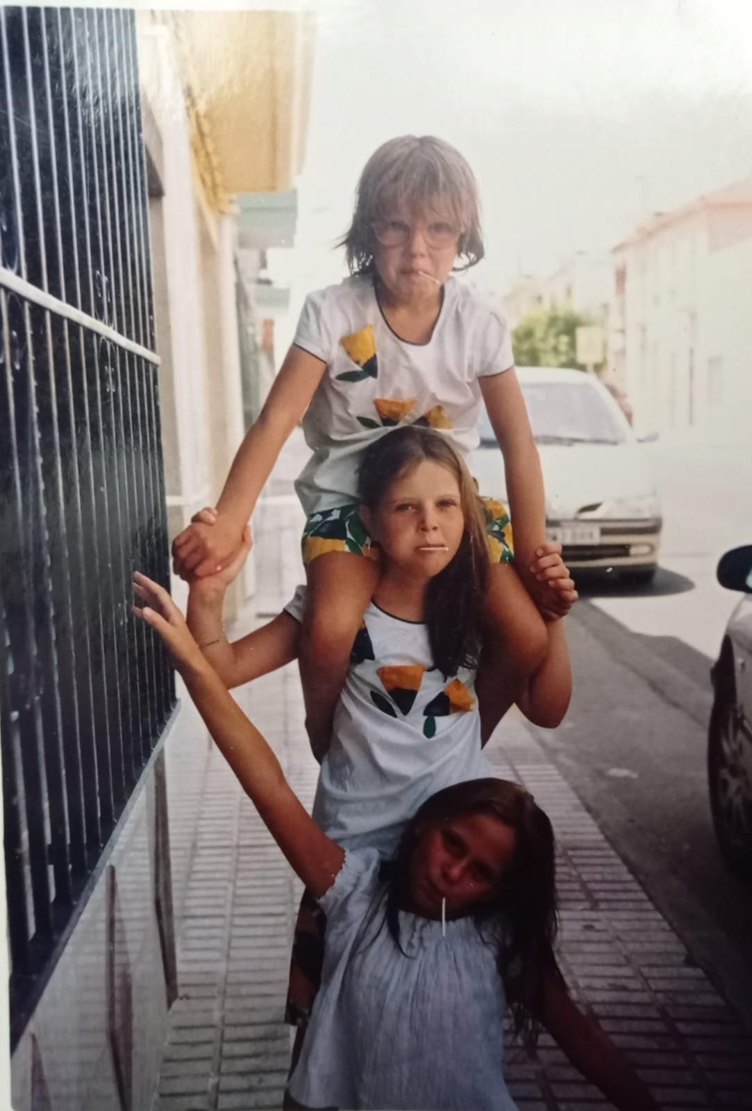 Alexis con sus hermanas, en Cabra, cuando vinieron acogidos por Chari y su familia.