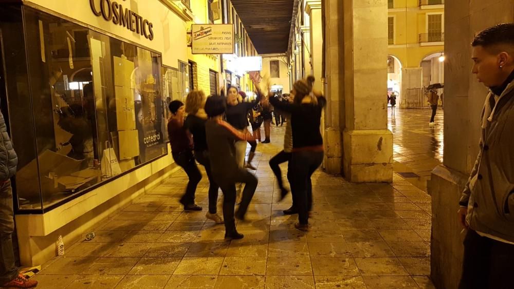 Se enciende una revetla de Sant Sebastià aguada por la tormenta Gloria