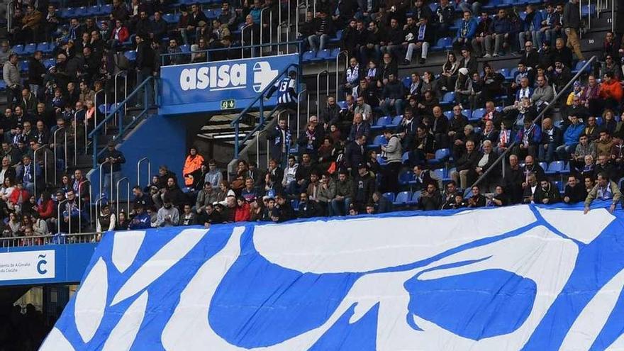 Pancarta en fondo de los Riazor Blues en un partido disputado en el estadio deportivista.