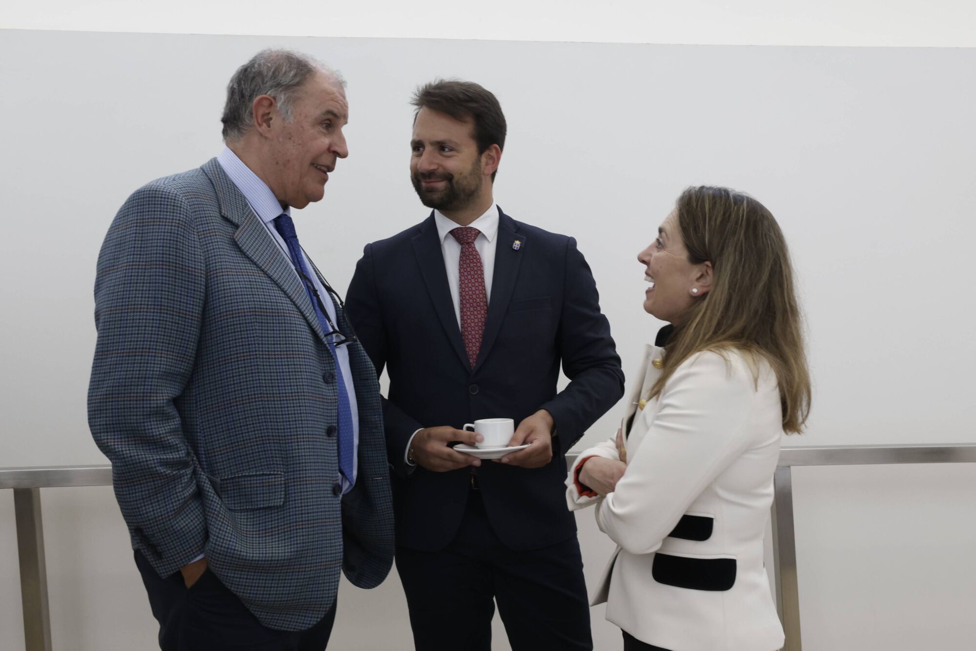 Álvaro Platero, Álvaro Queipo y María Calvo charlan durante la pausa para el café. 