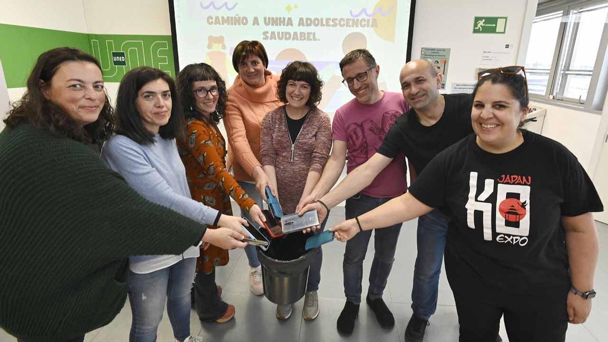 Padres asistentes a la jornada formativa bajo el título «Sen móbil na escola: eu comprométome»