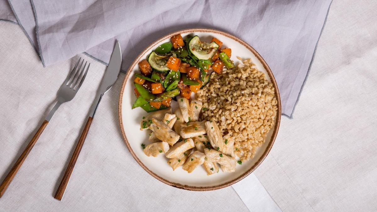 Salteado de verduras con pollo y avena.