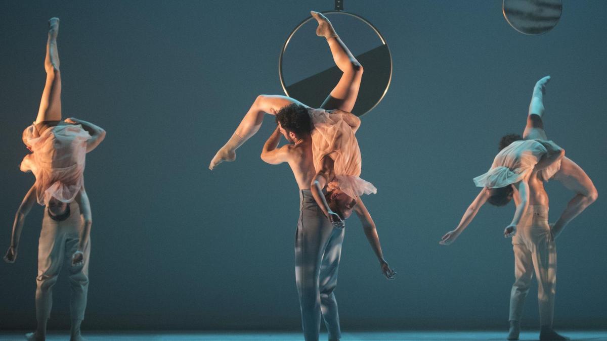 'CRR Content Hall' es una de las obras magnas de LaMov y se compone de tres piezas coreográficas llenas de pasión: 'Tempus fugit', 'Dream Catcher' y 'La voz eterna'.