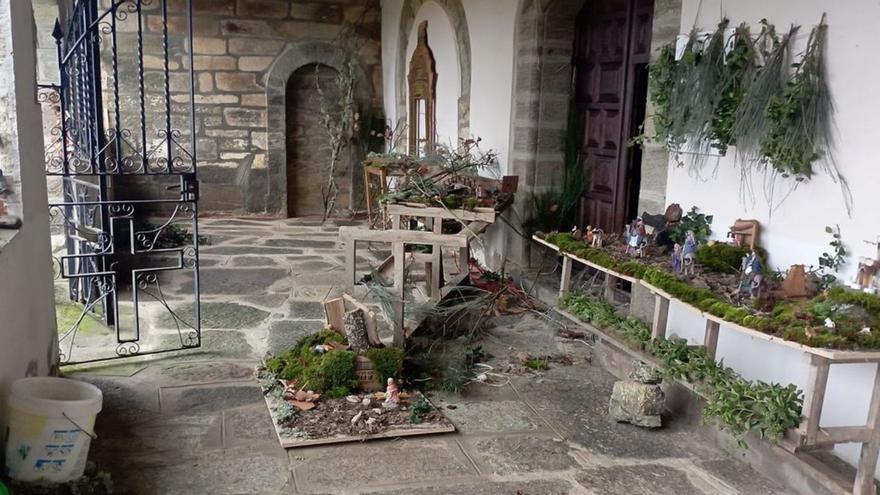 El belén de la iglesia de Cional, destrozado por los ladrones que asaltaron la iglesia. El nacimiento se encuentra en el cabildo, delante de la puerta principal del templo. | Cedida
