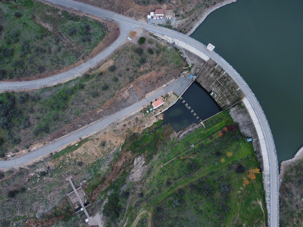Imagen aérea de la presa de La Colada facilitada por la Junta de Andalucía