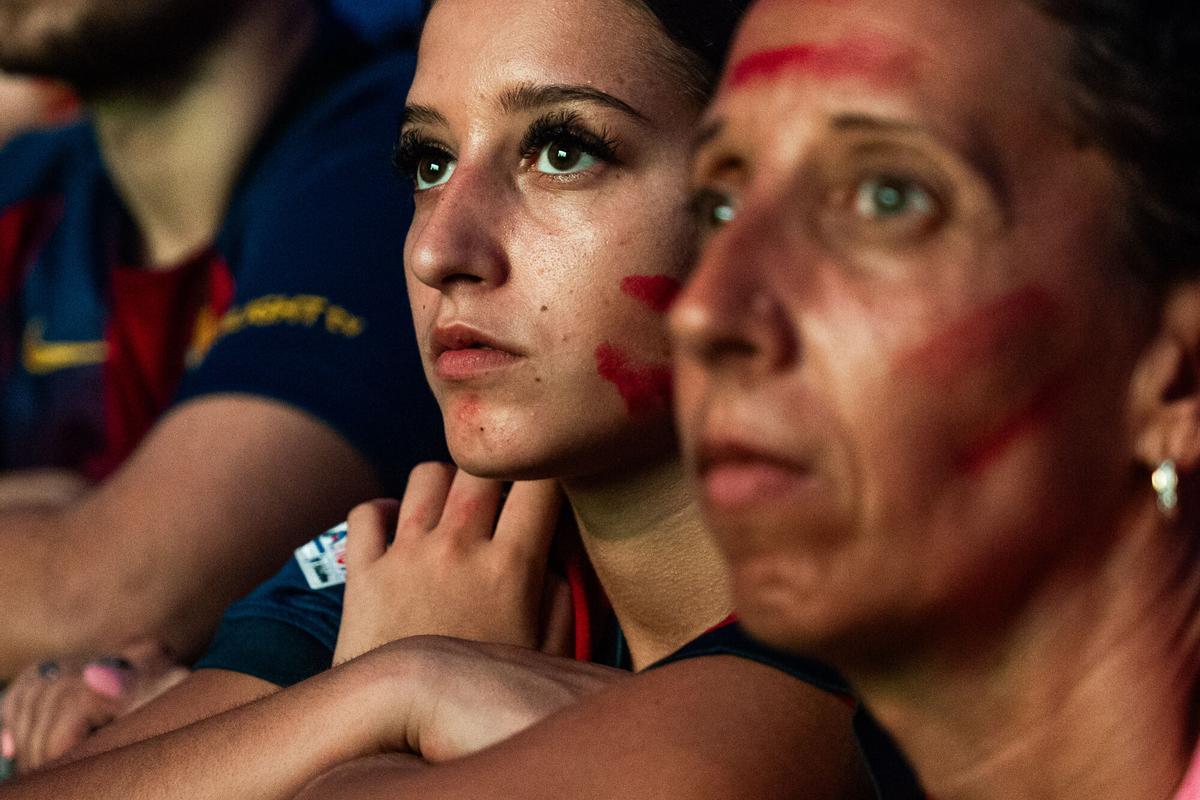 Aficionados de la selección española y de la selección argentina siguen la final del Mundial 2026 en la pantalla gigante situada en la Plataforma Marina del Fòrum
