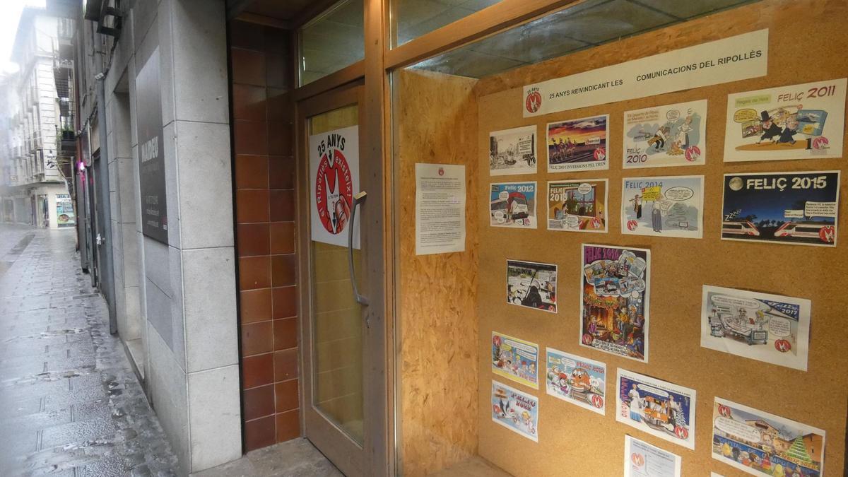 Mostra a un aparador del carrer Sant Pere