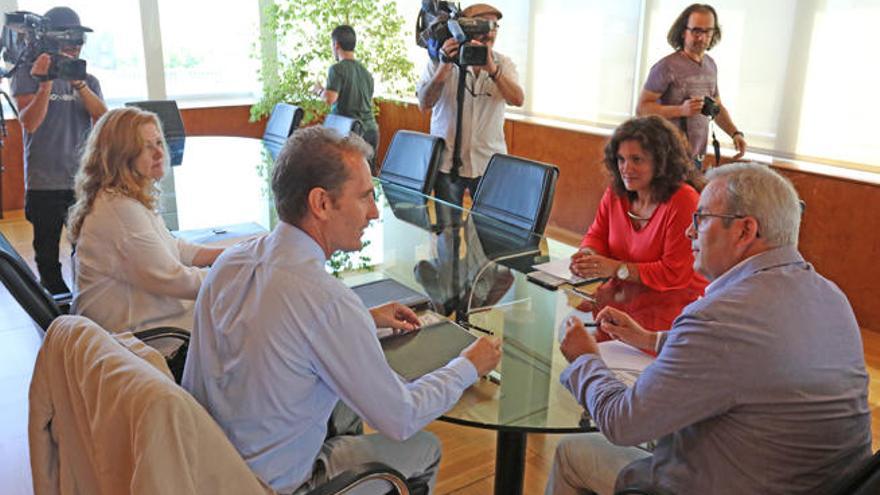 La reunión mantenida ayer en el Consell, antes de que llegaran los representantes del Govern.