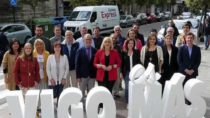 Muñoz, junto con su equipo ayer en Torrecedeira. // FdV