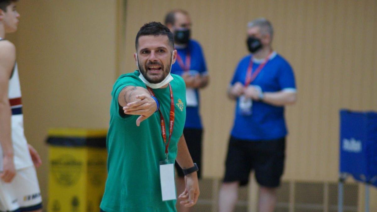 José Antonio Santaella, con el Real Betis cadete de baloncesto.