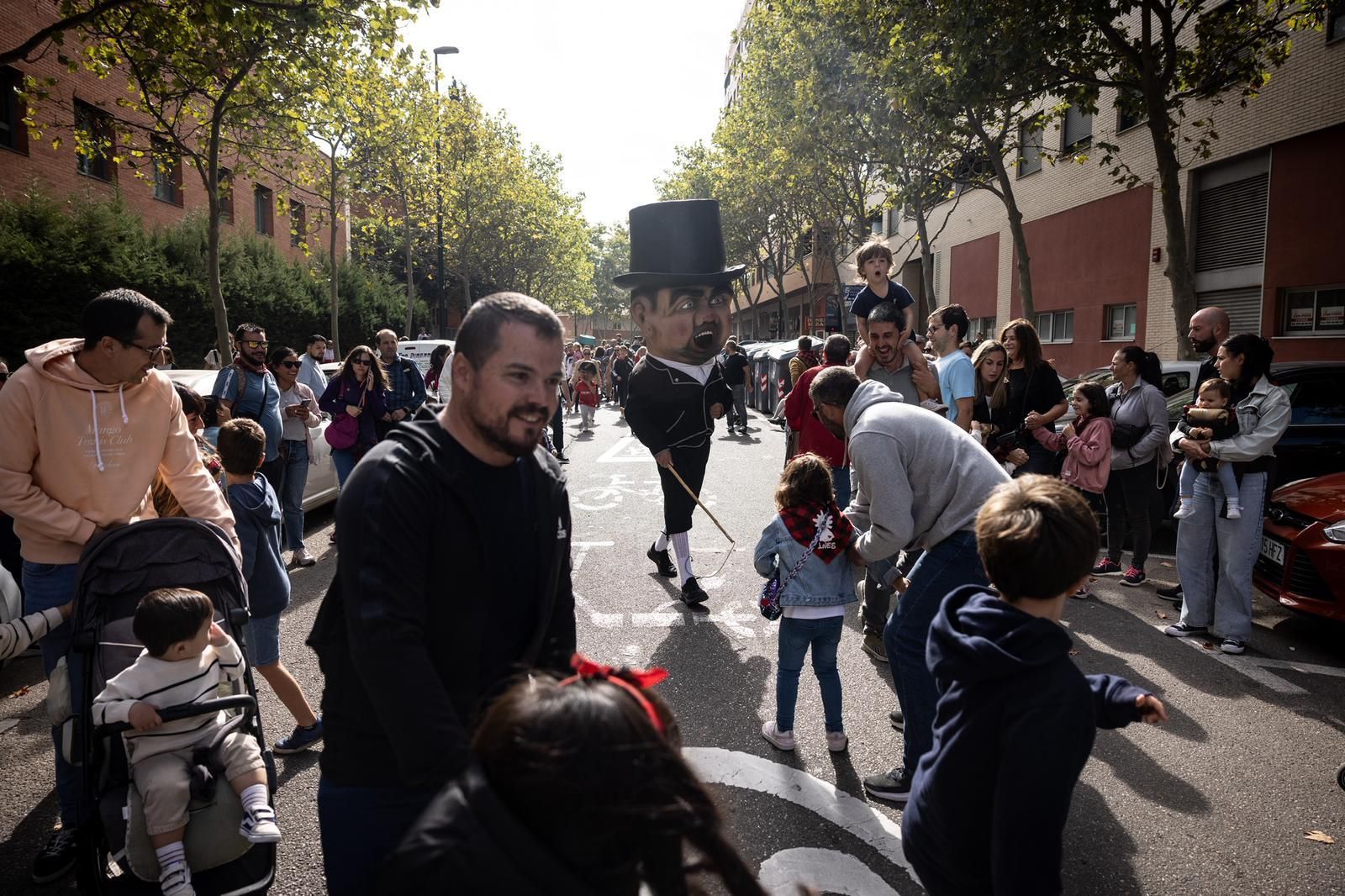 En imágenes | Los Gigantes y cabezudos invaden el barrio de La Jota