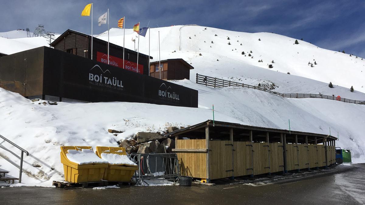 Contendores de recogida selectiva en la estación de Boí Taüll, en el Alta Ribagorça