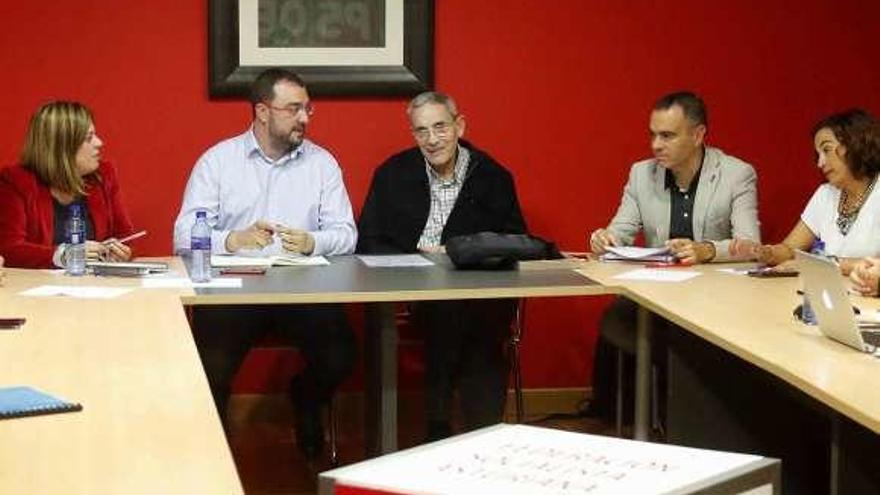 Adrián Barbón, en el centro, con miembros de su ejecutiva, ayer.