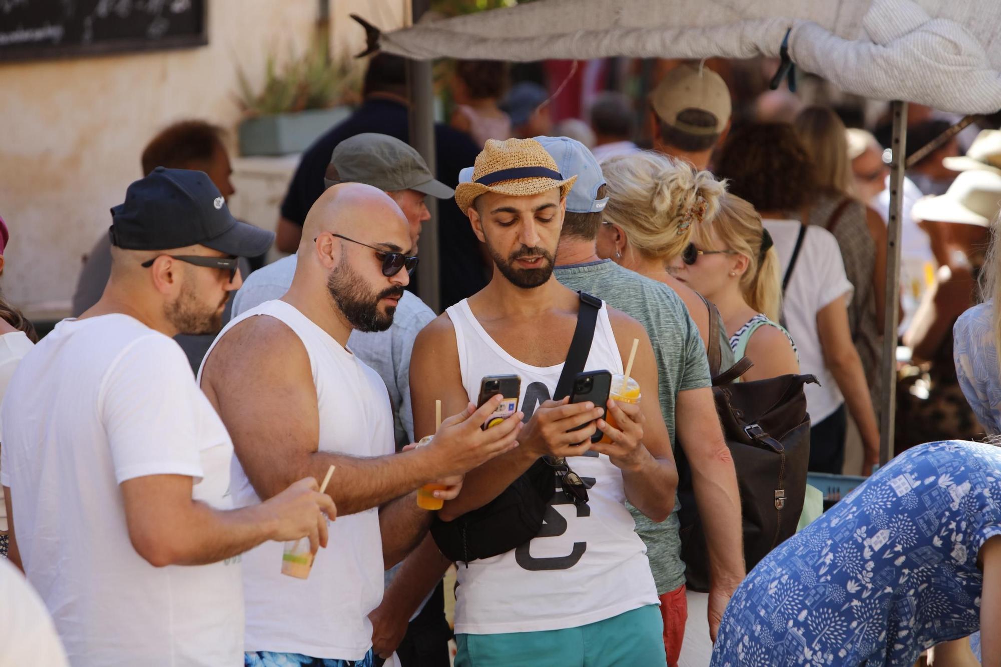 Immer mittwochs und samstags: Bilder vom bunten Treiben auf dem Wochenmarkt in Santanyí