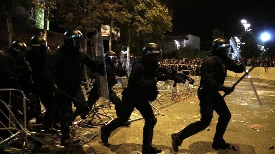 Alta tensió a Girona: Càrregues policials al final de la concentració davant la subdelegació del Govern