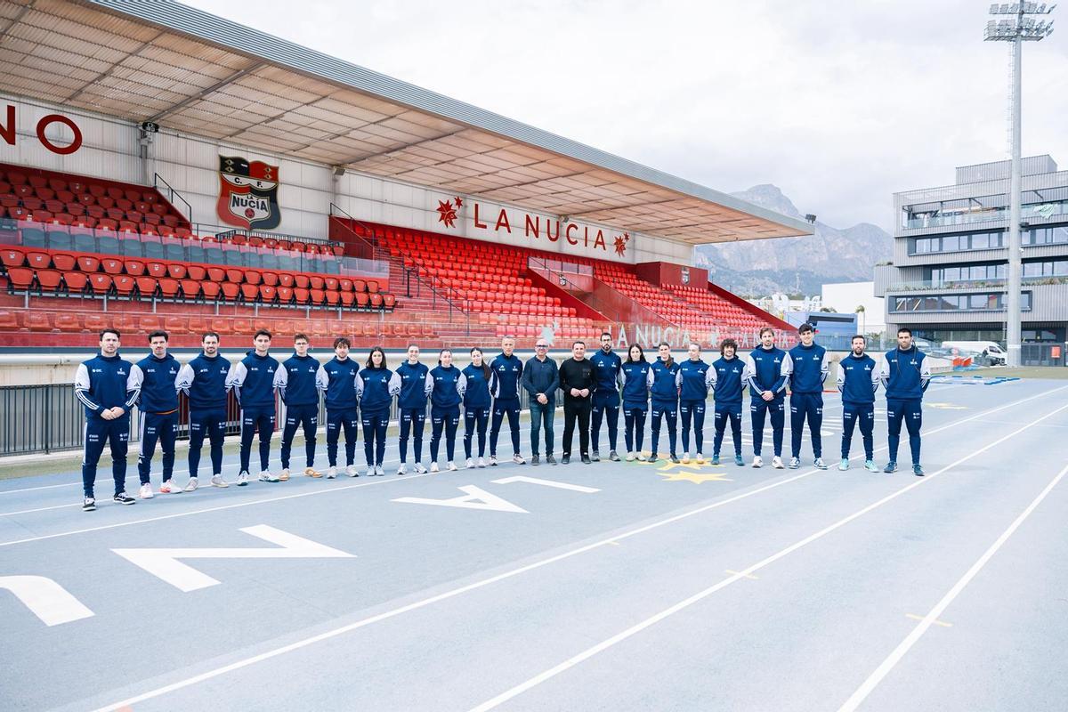 La selección valenciana junto Vicent Molines, presidente de la Federació de Pilota Valenciana y Bernabé Cano, alcalde de La Nucía.