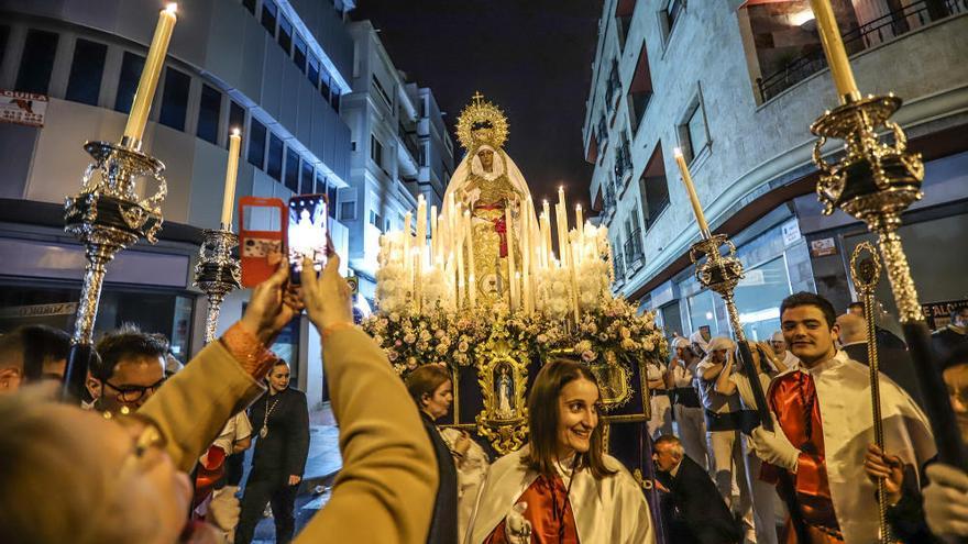 La imagen de María Santísima de la Victoria procesiona por primera vez en Torrevieja portada por 21 costaleros y costaleras en 2019
