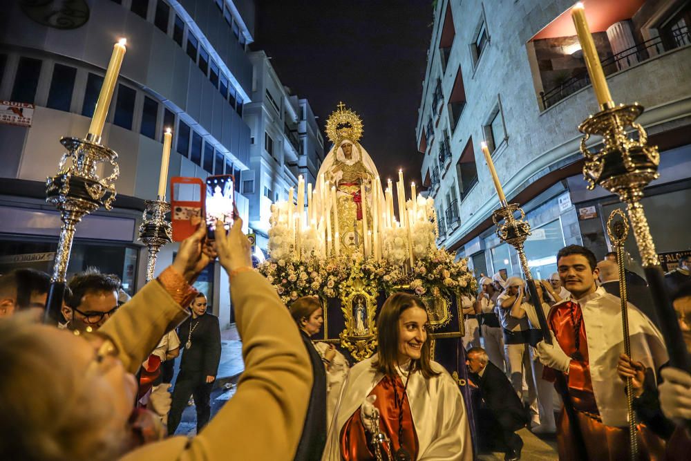 La imagen de María Santísima de la Victoria procesiona por primera vez en Torrevieja portada por 21 costaleros y costaleras