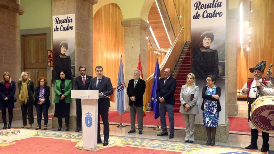 Román Rodríguez, falando no acto conmemorativo do nacemento de Rosalía de Castro, onte no Parlamento, en presencia de Miguel Santalices e Diego Calvo, entre outros.   | // XOÁN ÁLVAREZ