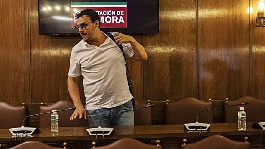 Tomás del Bien se levanta de su asiento a la conclusión del Pleno celebrado este jueves en la Diputación Provincial.