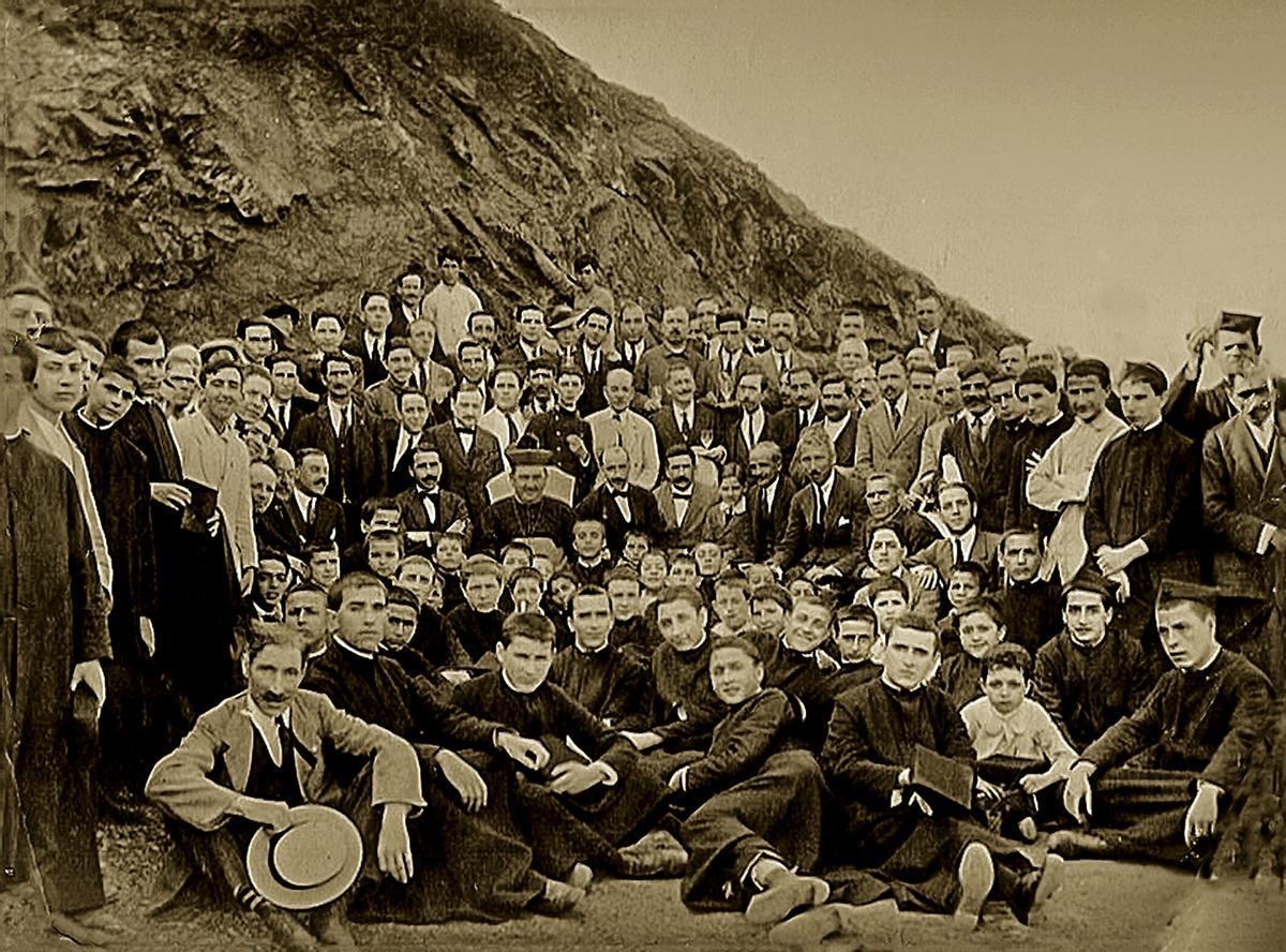 El obispo Manuel González, con seminaristas y seglares.