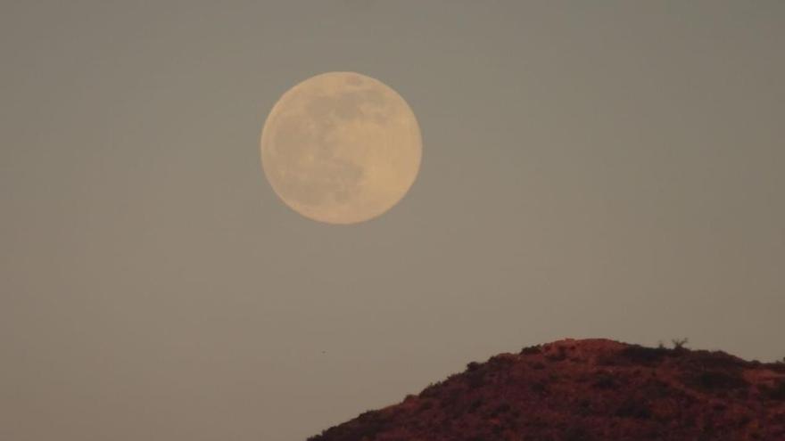 Luna llena sobre la Vall d&#039;Uixó