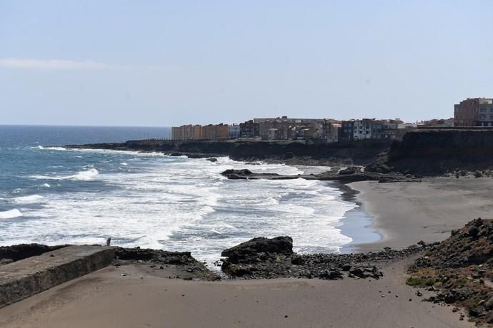 TELDE  13-03-19   TELDE. Localizan a una ballena cachalote hembra de nueve metros muerta flotando en la costa de Telde, la cual fue trasladada hasta el muelle de Taliarte a la espera de sus traslado al vertedero de Juana Grande donde le practicaran la necropsia. FOTOS: JUAN CASTRO