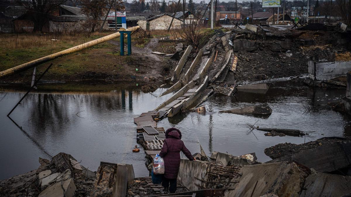 Una mujer cruza un puente destruido en Bakhmut, región de Donetsk, el 6 de enero de 2023, en medio de la invasión rusa de Ucrania.