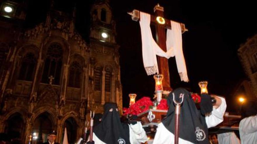 El paso de Jesús Resucitado, durante la procesión de anoche.