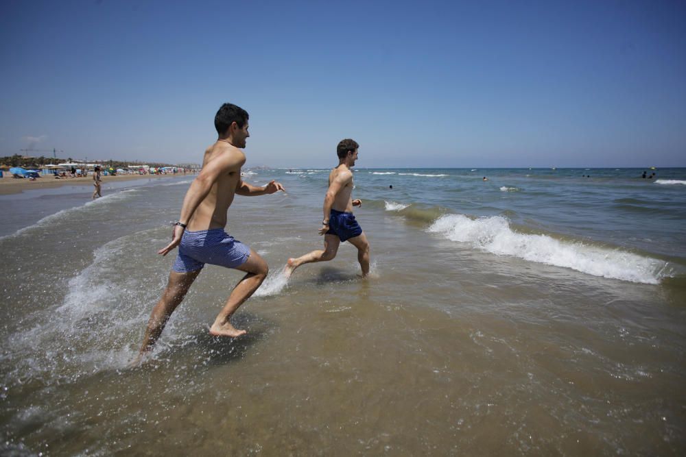 Los valencianos se refugian del poniente en la Mal