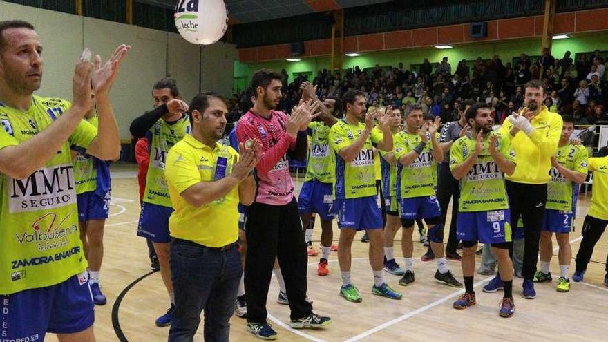 Los jugadores del MMT Seguros aplauden al público y su rival al término de un partido en el Ángel Nieto.