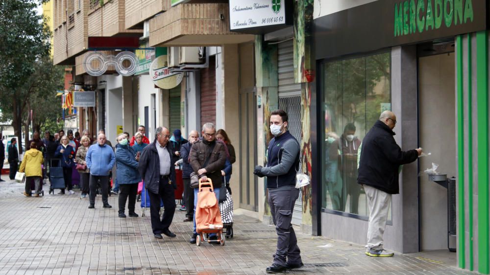 Colas en supermercados y farmacias de València por seguridad