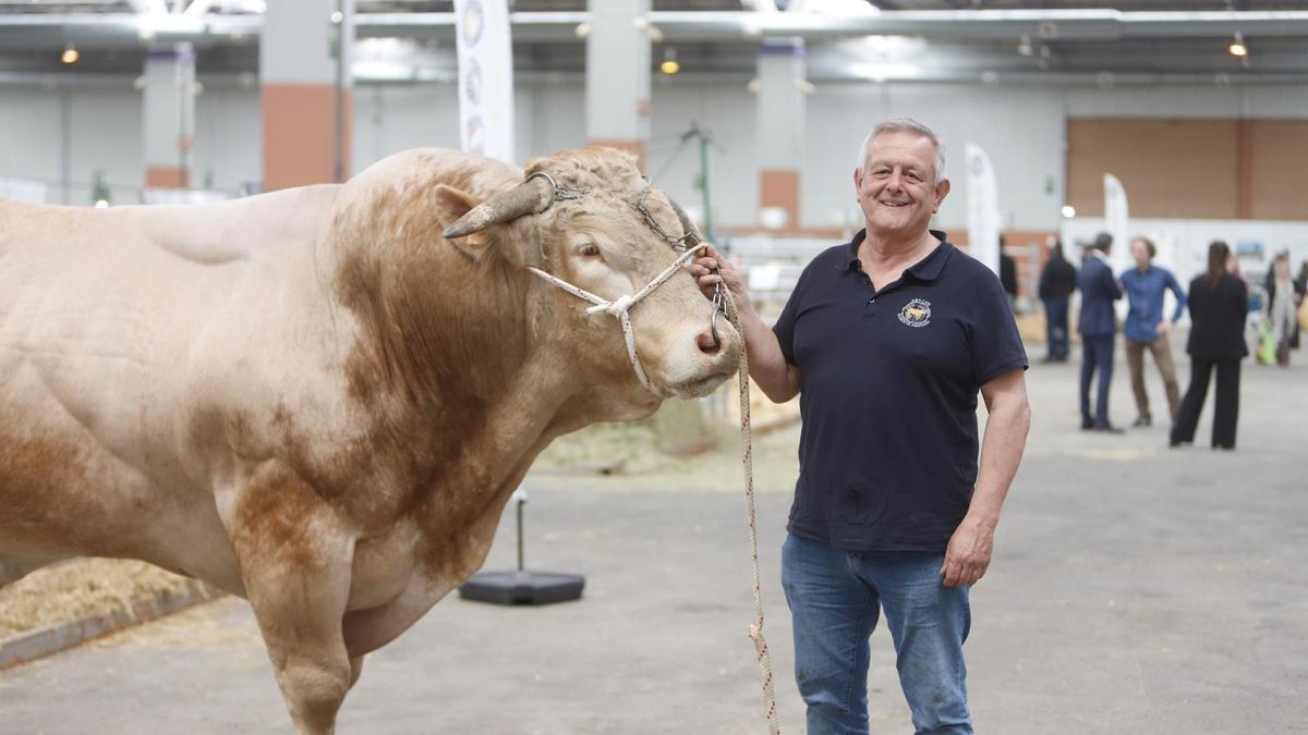 Jaime Ruiz junto a Pachouli, este martes en Figan.