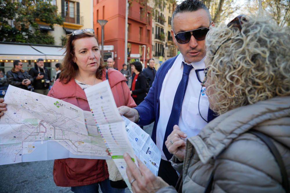 Los nuevos autobuses de la EMT de Palma se pueden ver en la plaza Joan Carles I