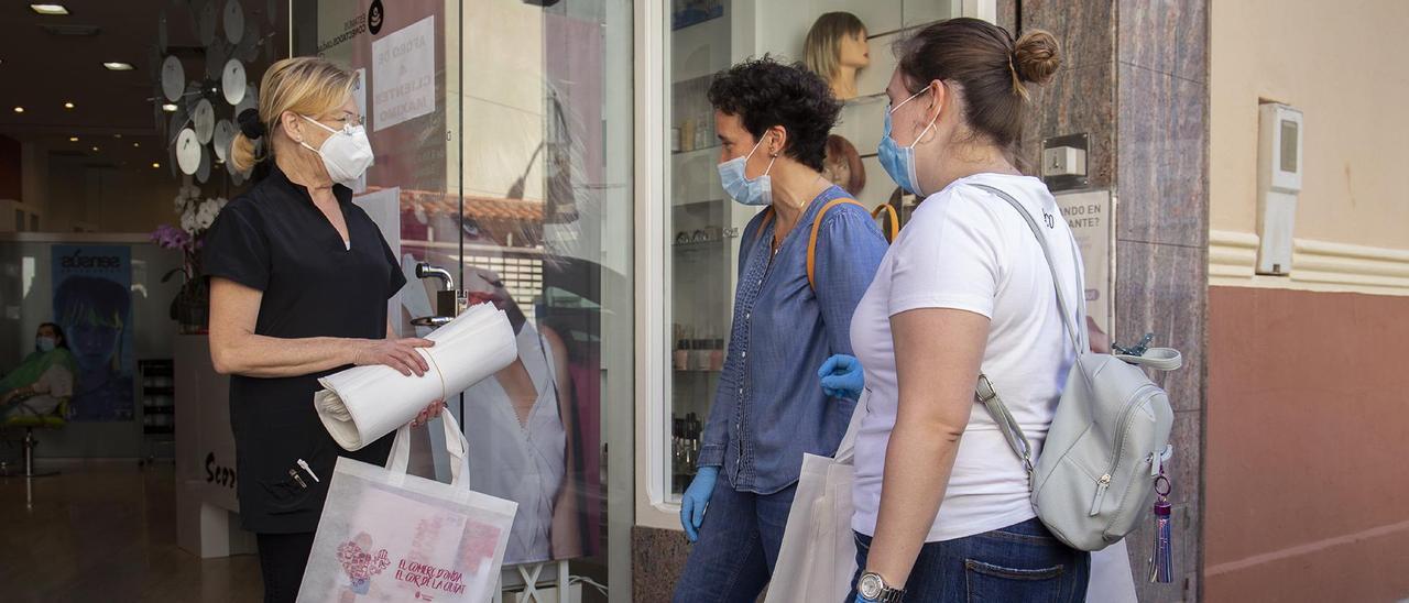 La alcaldesa, Carmina Ballester, y la concejala María Baila, durante una visita a un negocio de Onda.