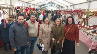 La nueva ubicación del mercado navideño de Tineo triunfa: "Favorece el tránsito y da vida al pueblo"