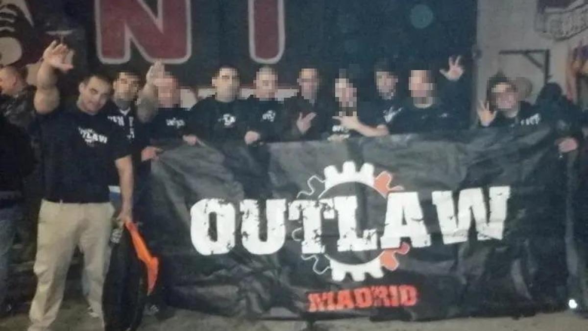 Borja Villacís, a la izquierda, posa junto a sus compañeros del grupo ultra Outlaw Madrid