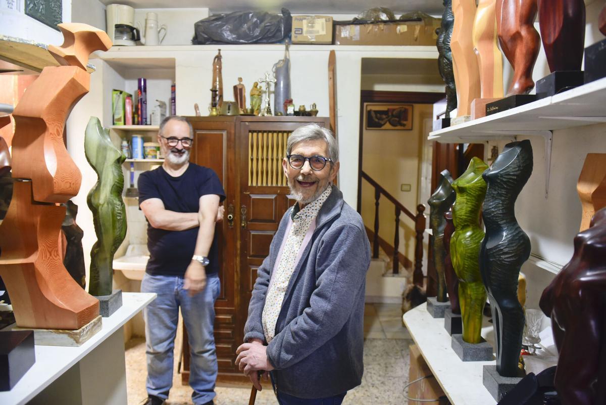 José Castiñeiras y su hijo en el taller de su casa