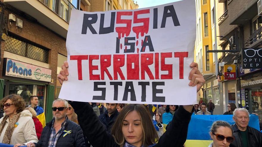 Una de los manifestantes en Murcia muestra un cartel contra Rusia.