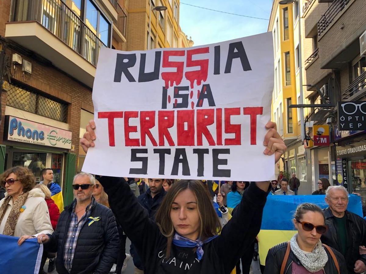 Una de los manifestantes en Murcia muestra un cartel contra Rusia.