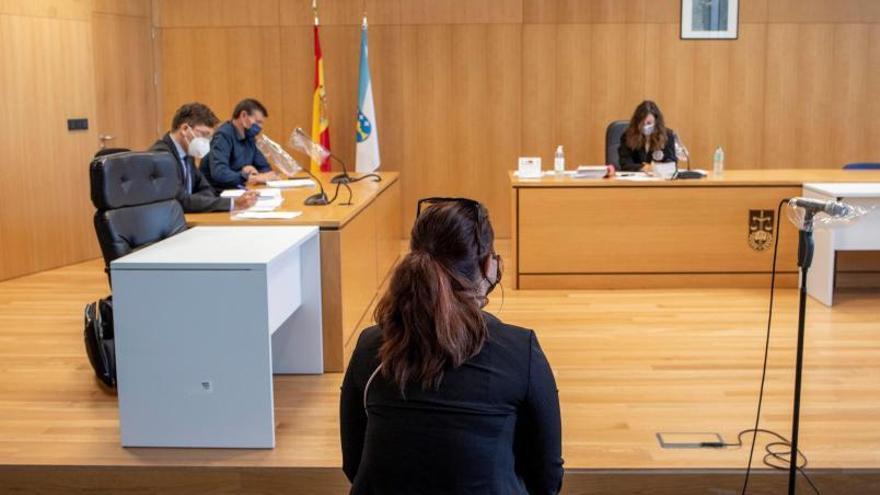 La madre en el Juzgado de lo Penal de Ourense. | // BRAIS LORENZO